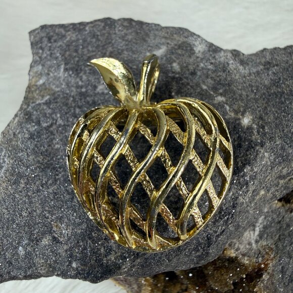Vintage Gerry's Apple Brooch Lattice Gold Tone Apple Pin - Picture 2 of 4
